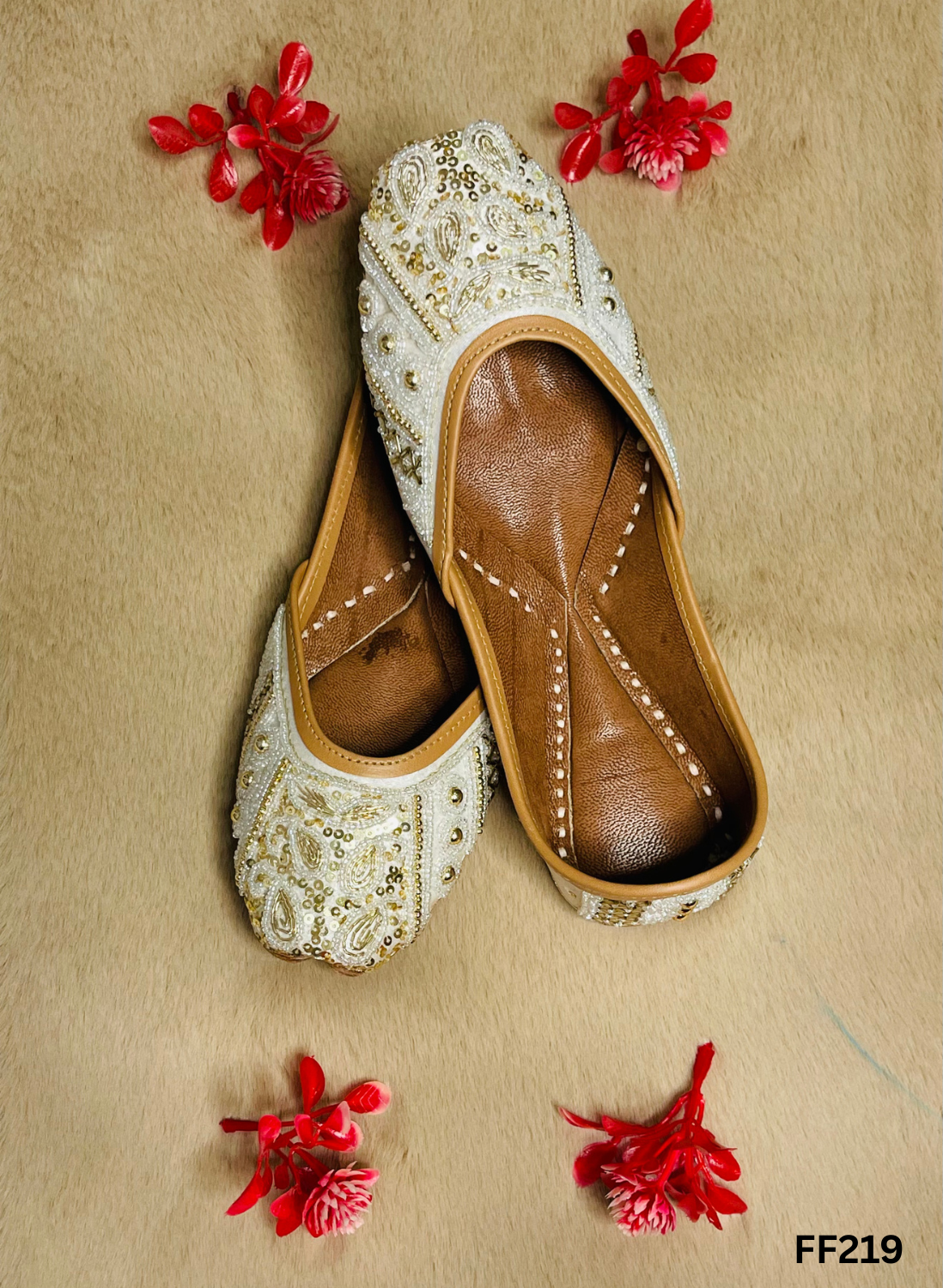 FF219 | White | Hand -Work | Punjabi Jutti