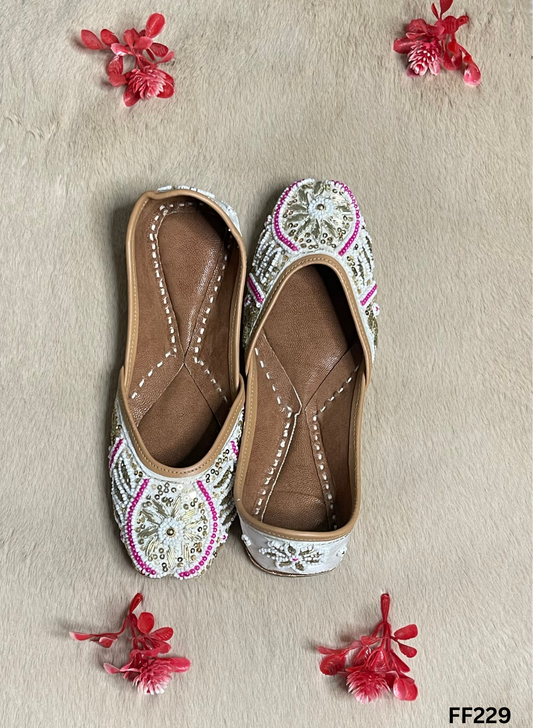 FF229 | Off-White | Hand -Work | Punjabi Jutti