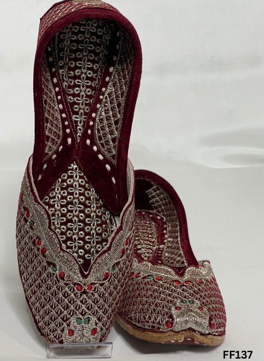 FF137 | Mehroon | Velvet | Thread Work | Punjabi Jutti