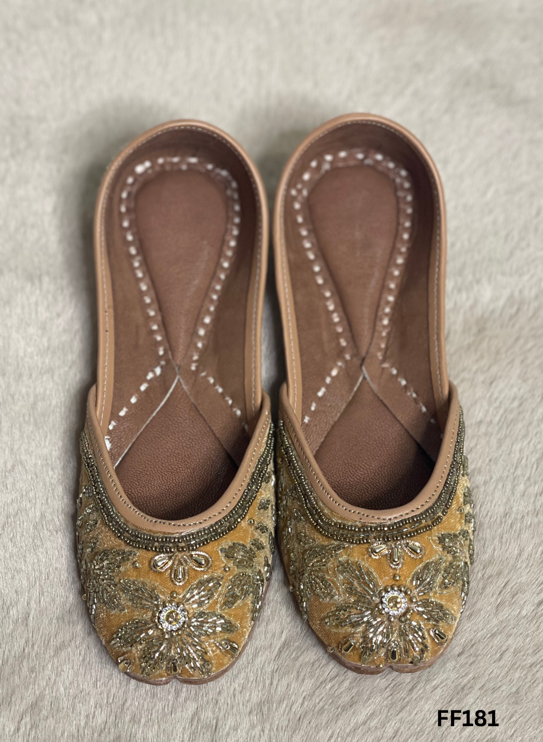 FF181 | Golden | Velvet | Hand -Work | Punjabi Jutti