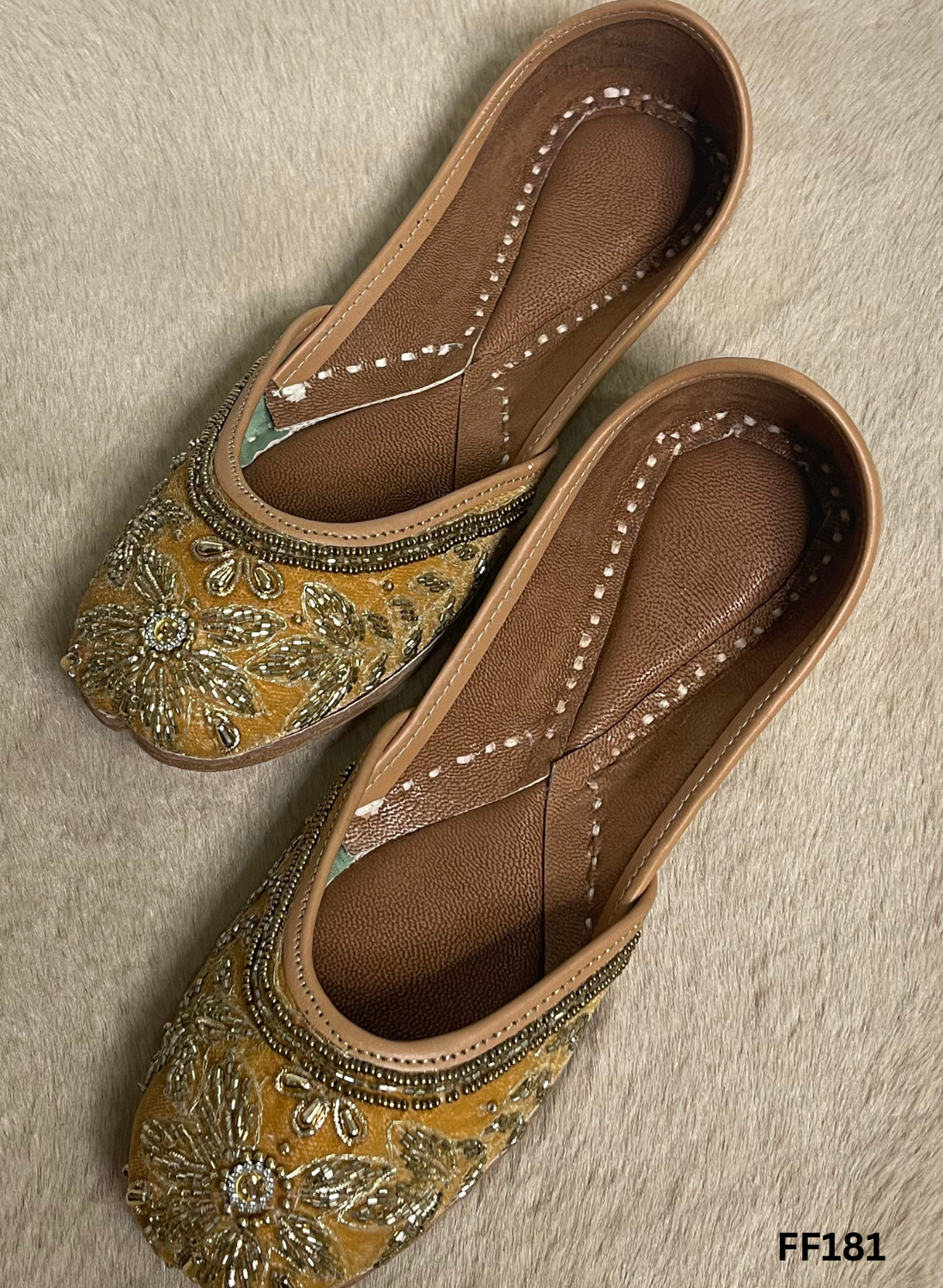 FF181 | Golden | Velvet | Hand -Work | Punjabi Jutti