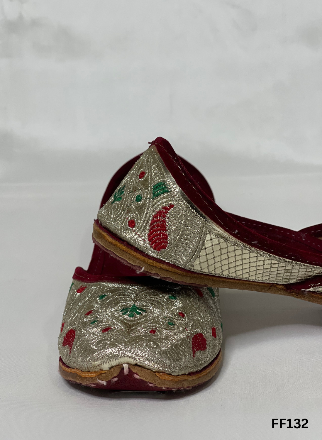 FF132 | Golden | Thread Work | Punjabi Jutti