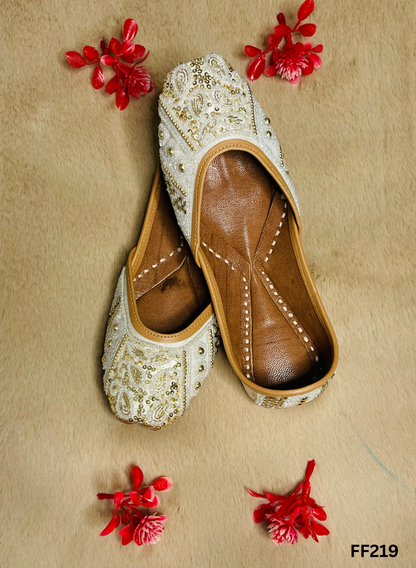 FF219 | White   | Hand -Work | Punjabi Jutti
