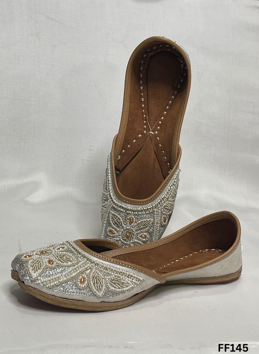 FF145 | Off-White  | Embroidered Punjabi Jutti